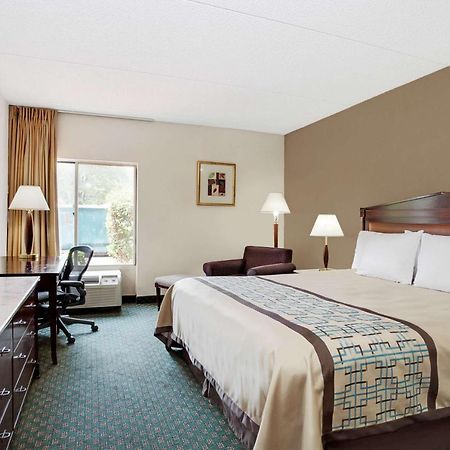 Days Inn By Wyndham Newport News City Center Oyster Point Exterior foto