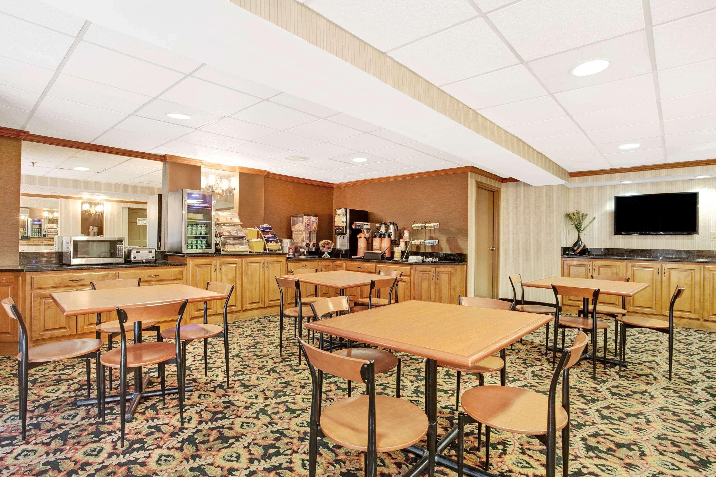 Days Inn By Wyndham Newport News City Center Oyster Point Exterior foto