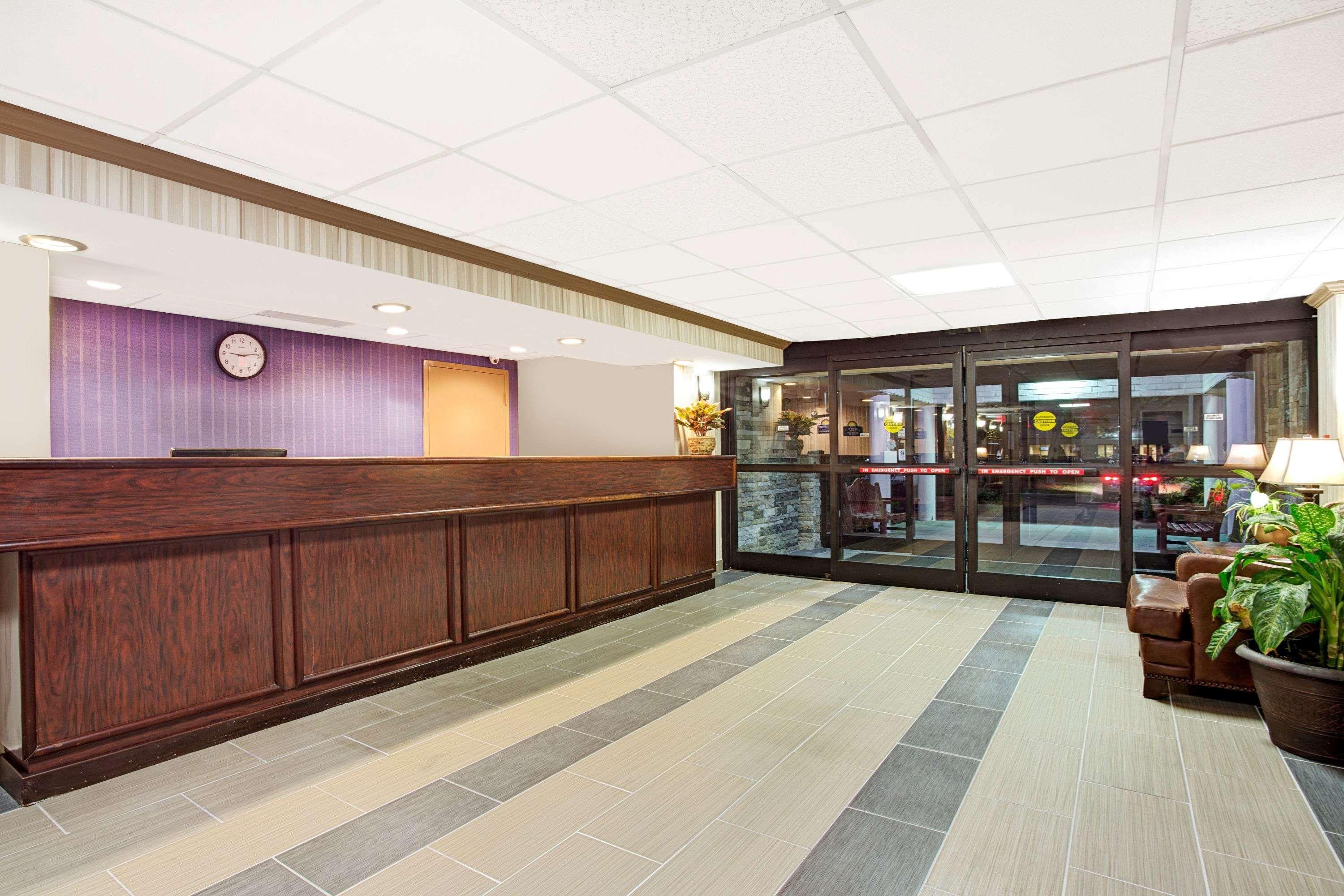 Days Inn By Wyndham Newport News City Center Oyster Point Exterior foto