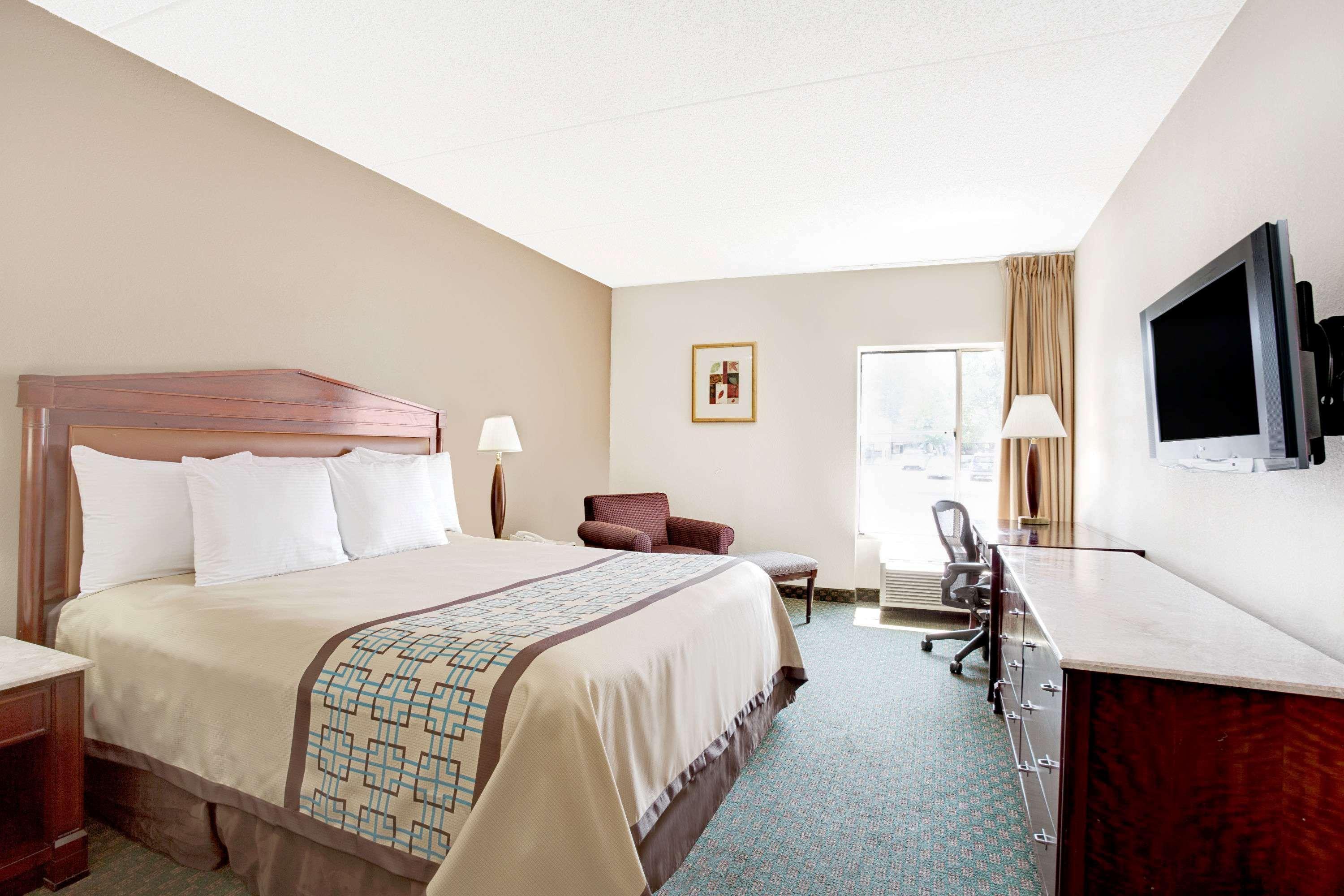 Days Inn By Wyndham Newport News City Center Oyster Point Exterior foto